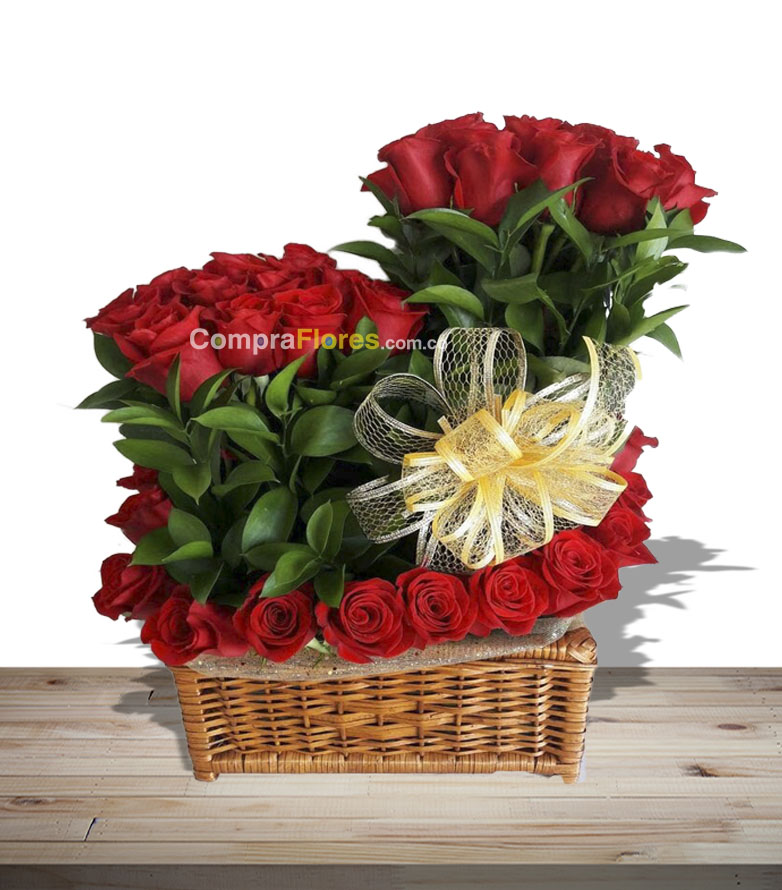 Baul con rosas Floristeria en Cali