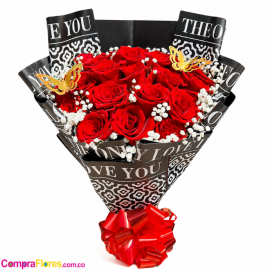 Ramo de 24 Rosas Rojas con Mariposas y Perlas